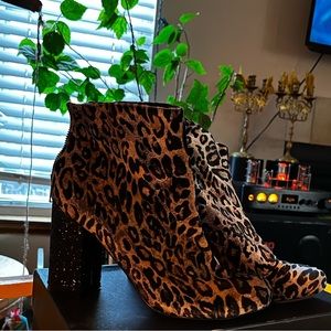 Leopard velvet like booties w/black sparkle heel 🐆 🖤 ✨